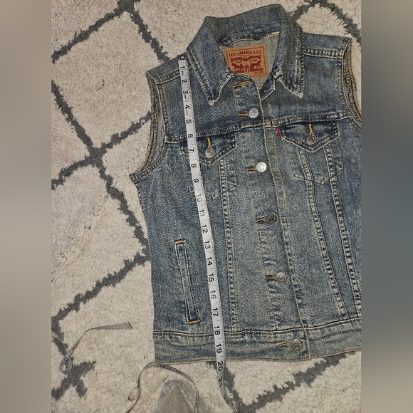 Levi's denim vest with DIY detail on back xs - Picture 5 of 5